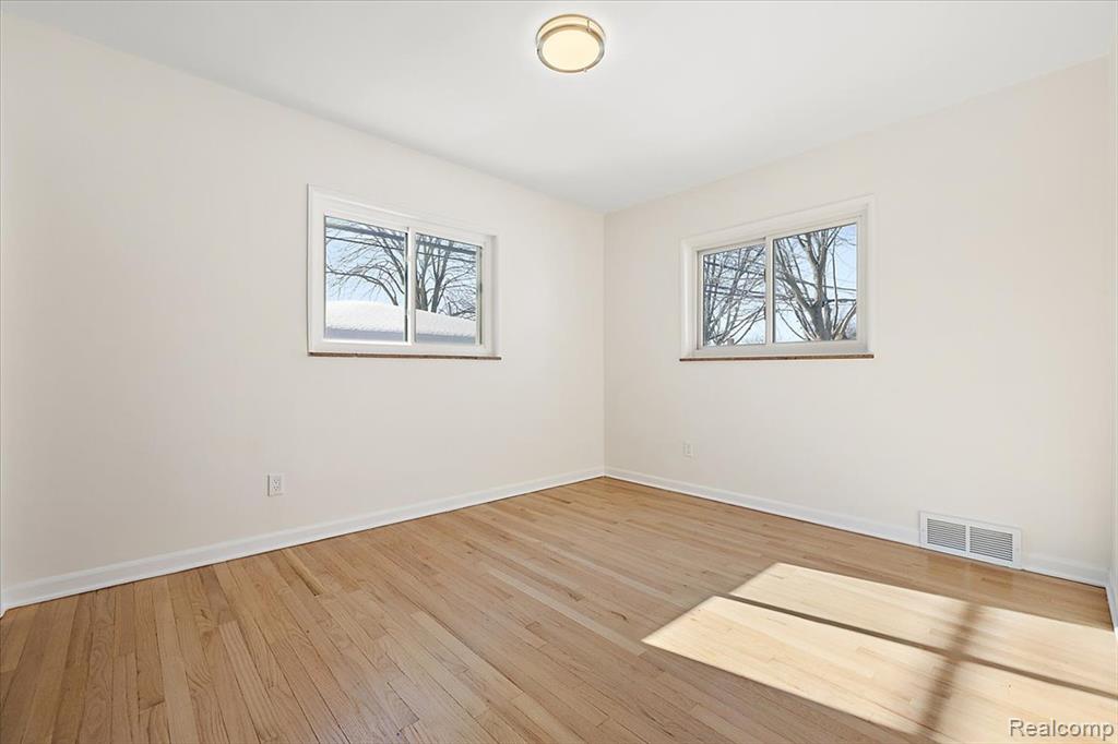 31060 East Rutland Street Beverly Hills, MI 48025 - Photo 18 of 37