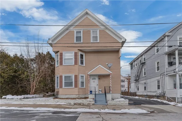 $2,100 | 52 Bellevue Avenue, Unit 1, Woonsocket, RI 02895