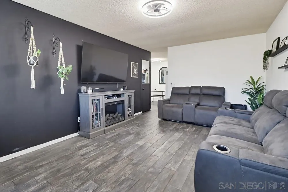 10201 Princess Sarit Way Santee, CA 92071 - Photo 6 of 36