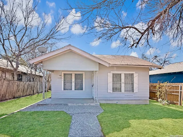 a view of front of a house with a yard
