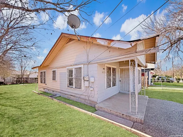 a view of a house with a yard