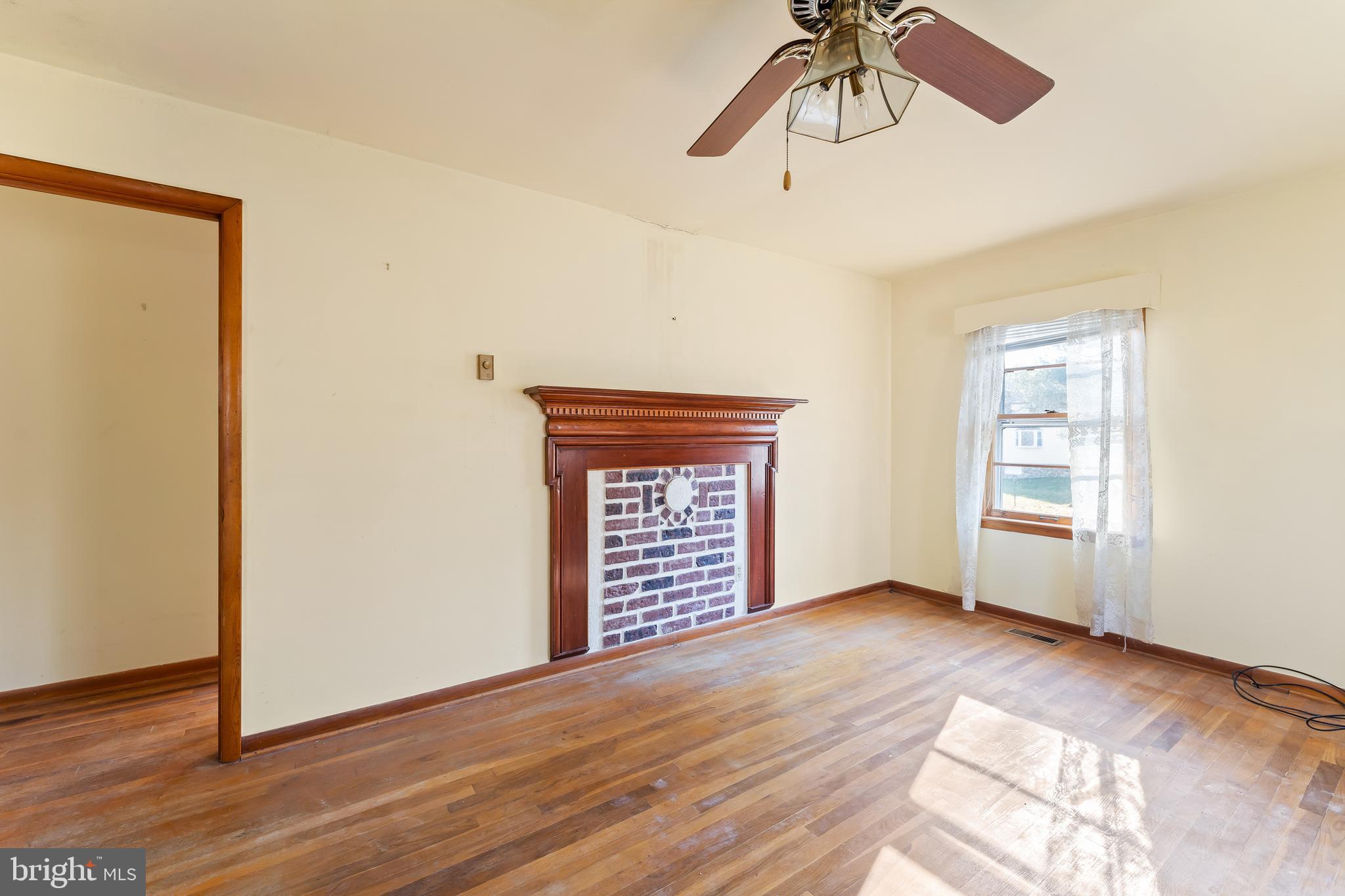5719 Beverleys Mill Road Broad Run, VA 20137 - Photo 4 of 38 Living room