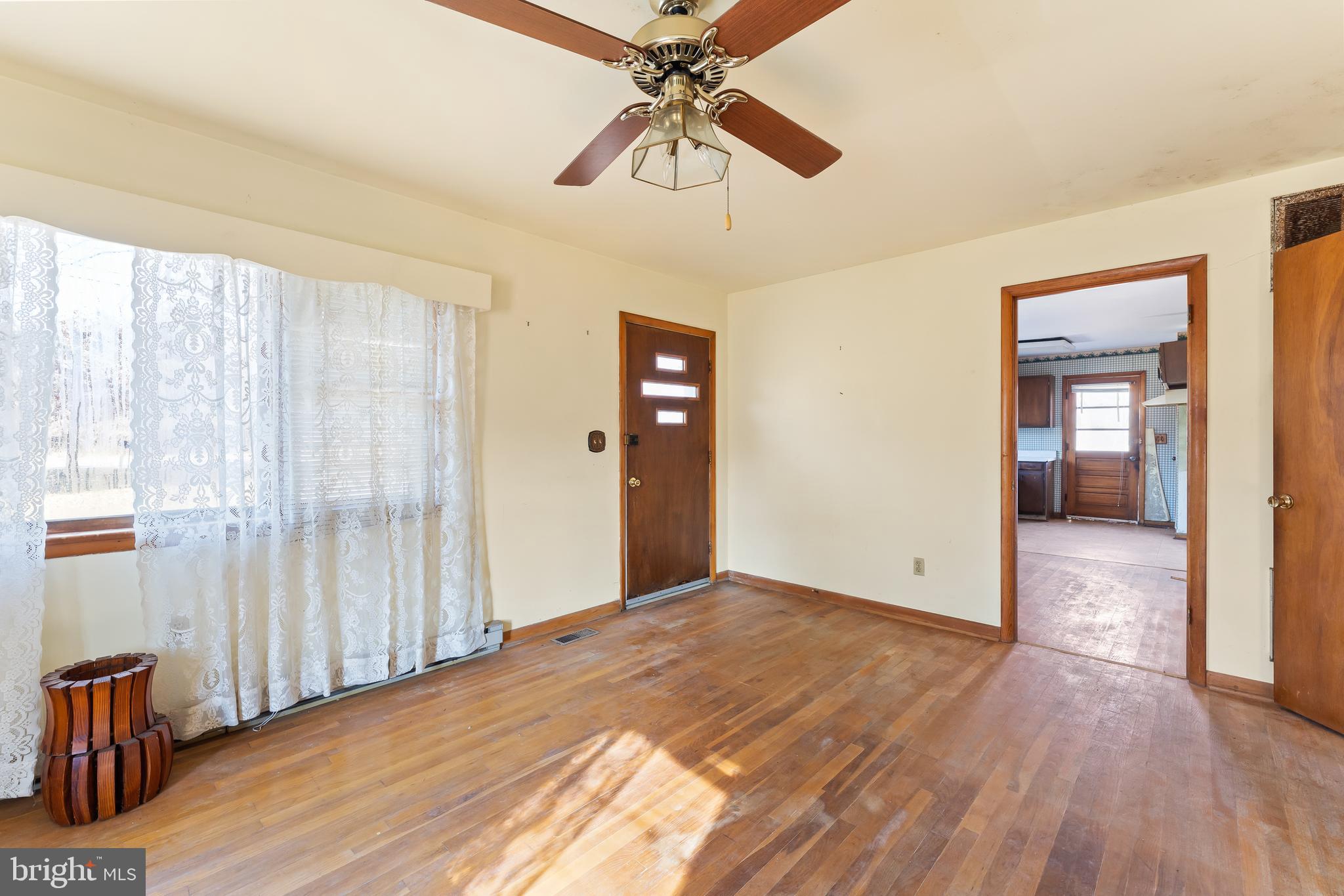5719 Beverleys Mill Road Broad Run, VA 20137 - Photo 5 of 38 Living room