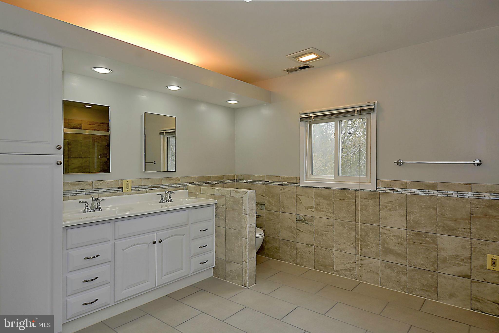 5901 Rolston Road Bethesda, MD 20817 - Photo 17 of 30 Bath (Master)