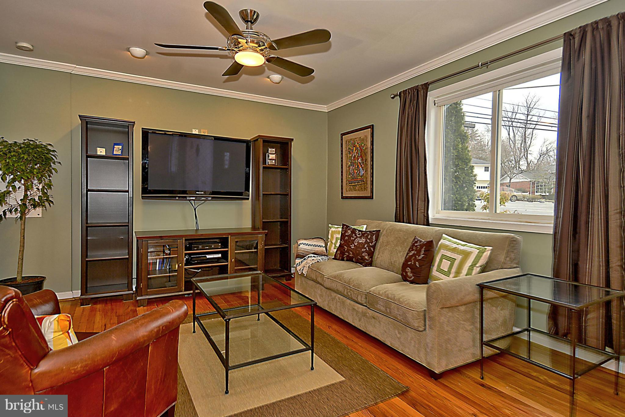 5901 Rolston Road Bethesda, MD 20817 - Photo 7 of 30 Living Room