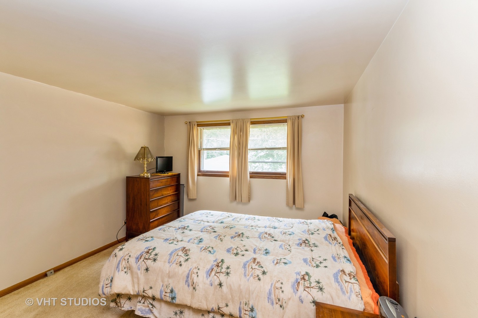 1232 Elder Road Homewood, IL 60430 - Photo 7 of 10 a bedroom with a bed and a window