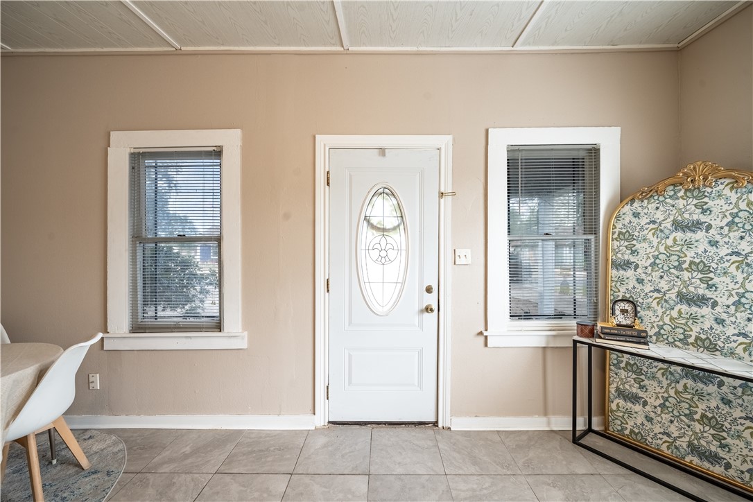 504 East 5th Street Alice, TX 78332 - Photo 5 of 12 a view of front door with entryway