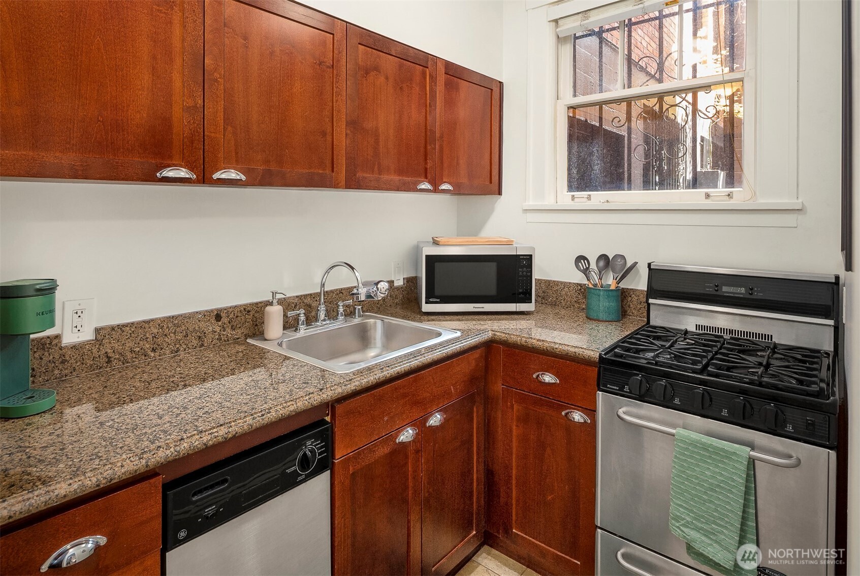 2132 5th Avenue, Unit 8 Seattle, WA 98121 - Photo 10 of 16
