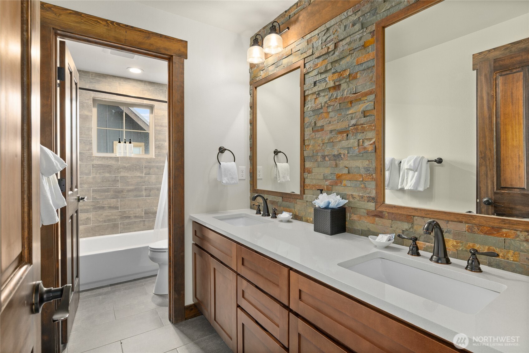 19 Big Hill Drive Cle Elum, WA 98922 - Photo 28 of 38 a bathroom with a double vanity sink a mirror and a bathtub