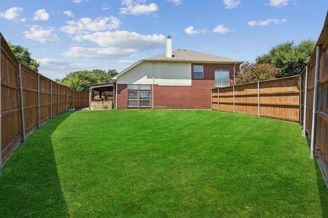 a view of a house with a backyard