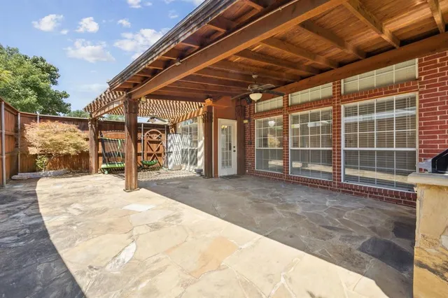 a view of a backyard