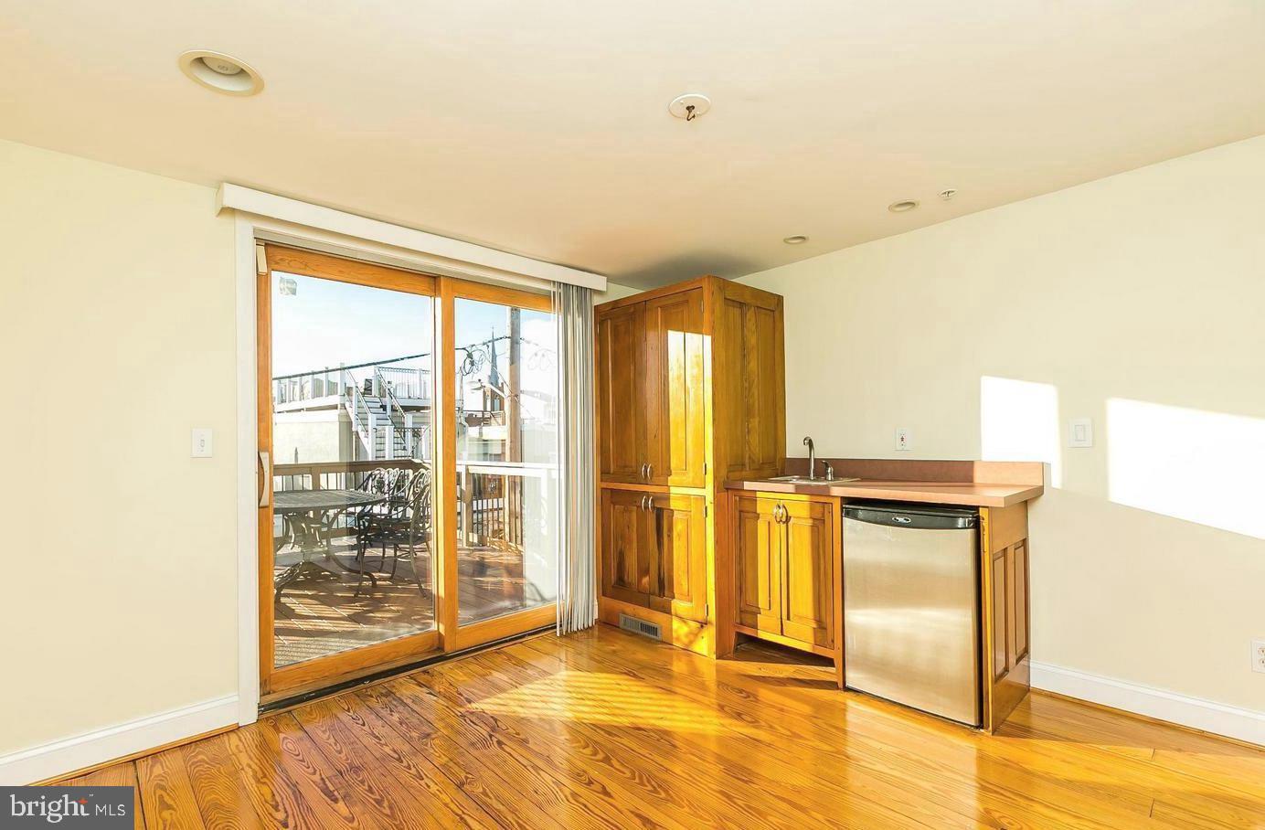 1244 Riverside Avenue Baltimore, MD 21230 - Photo 11 of 30 3rd floor entertainment area off the deck