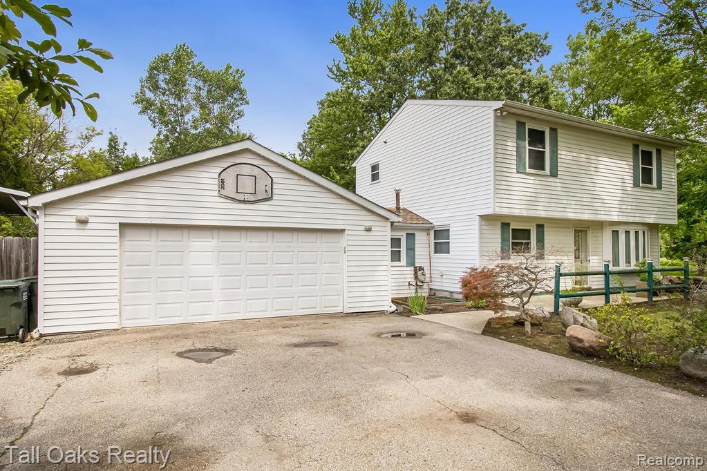 1468 Ruby Avenue Rochester Hills, MI 48309 - Photo 2 of 18