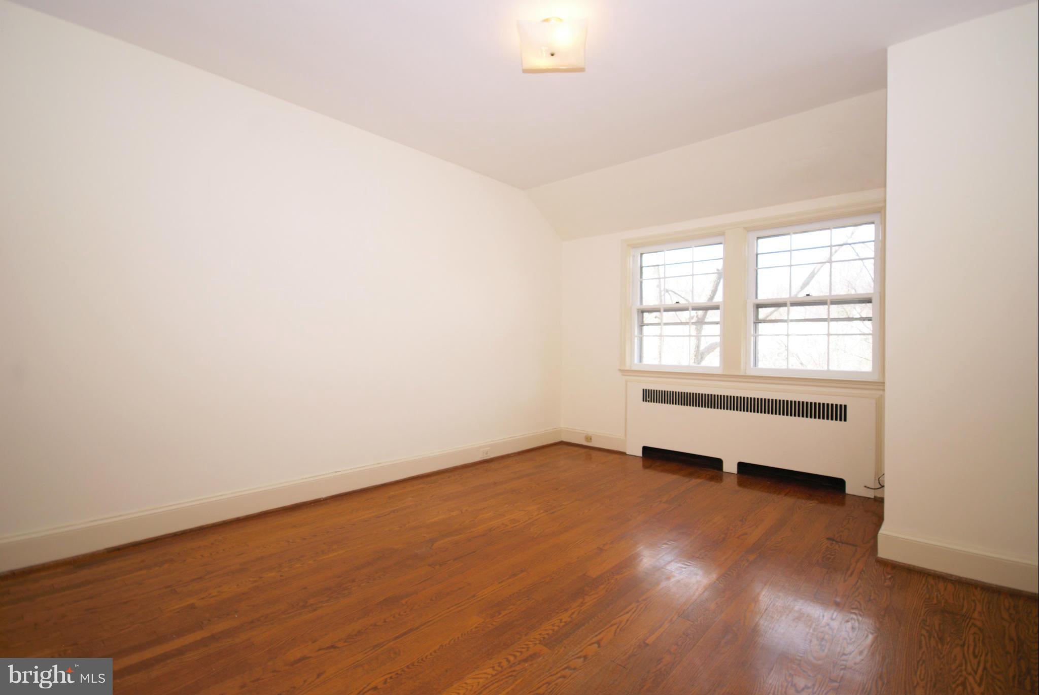 326 Paddington Road Baltimore, MD 21212 - Photo 17 of 29 an empty room with wooden floor and windows