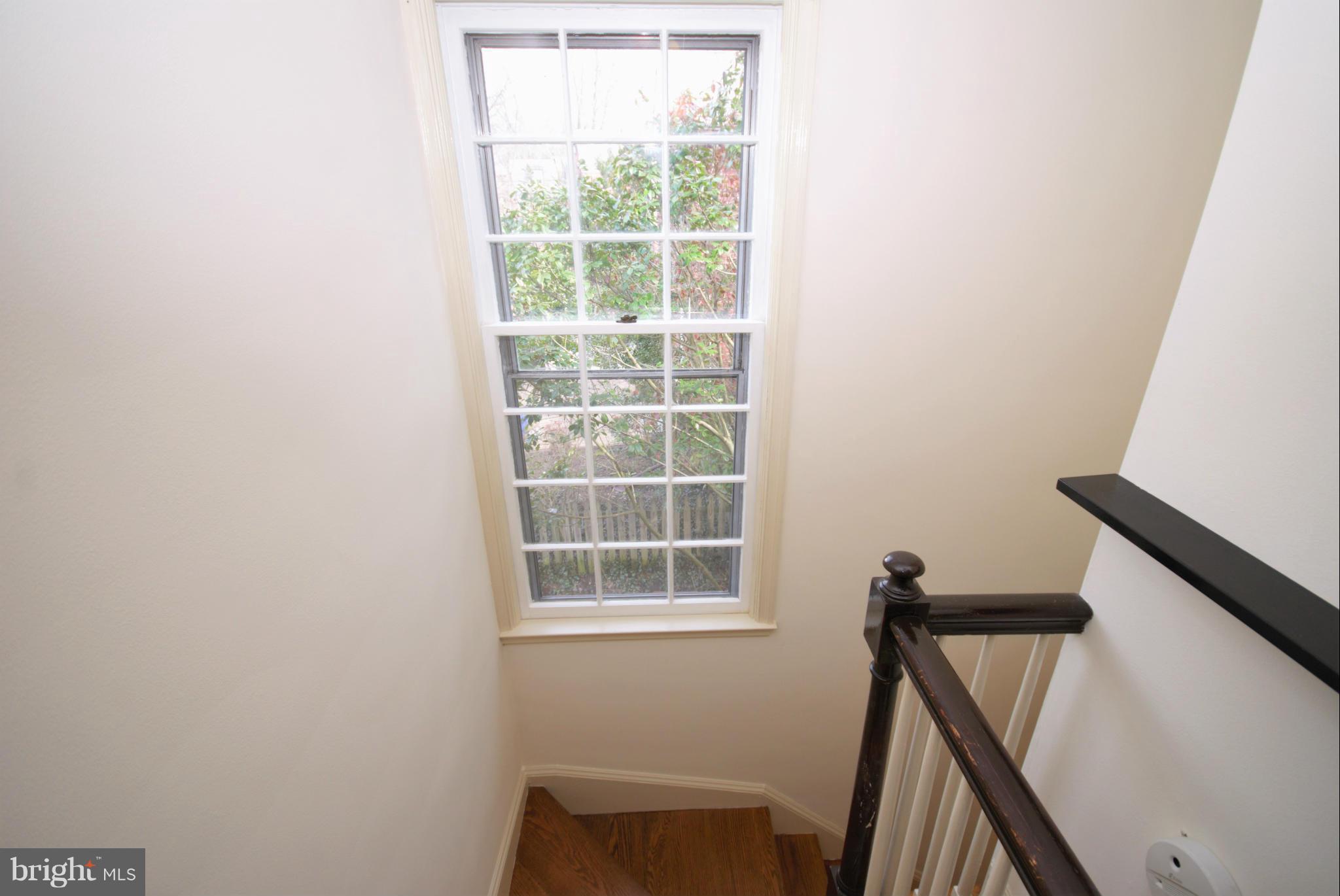 326 Paddington Road Baltimore, MD 21212 - Photo 20 of 29 a view of a room with a window