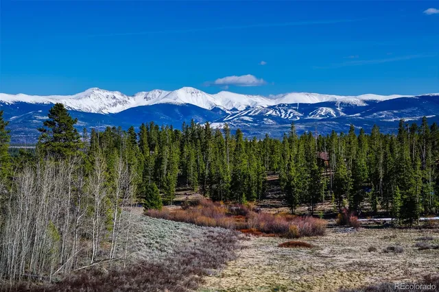 a view of a backyard with a sink