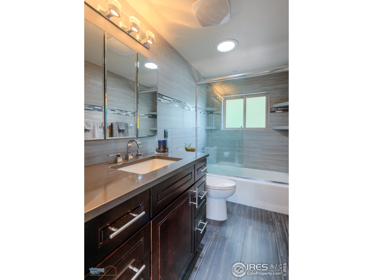 2850 Emerson Avenue Boulder, CO 80305 - Photo 19 of 40 a bathroom with a granite countertop toilet a sink and a bathtub