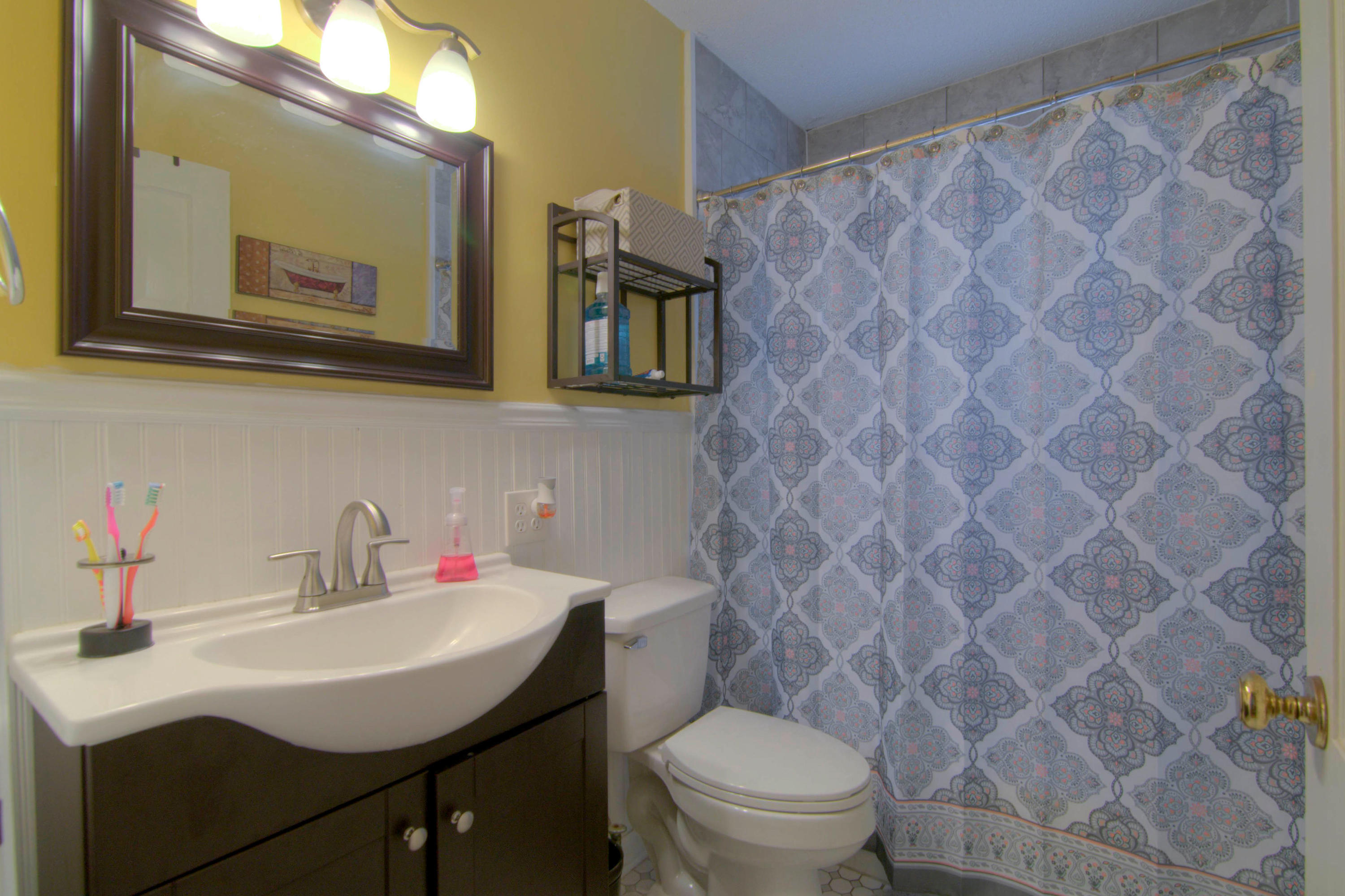 2929 Rennoc Road Knoxville, TN 37918 - Photo 7 of 16 Renovated Bathroom ( 2017 )