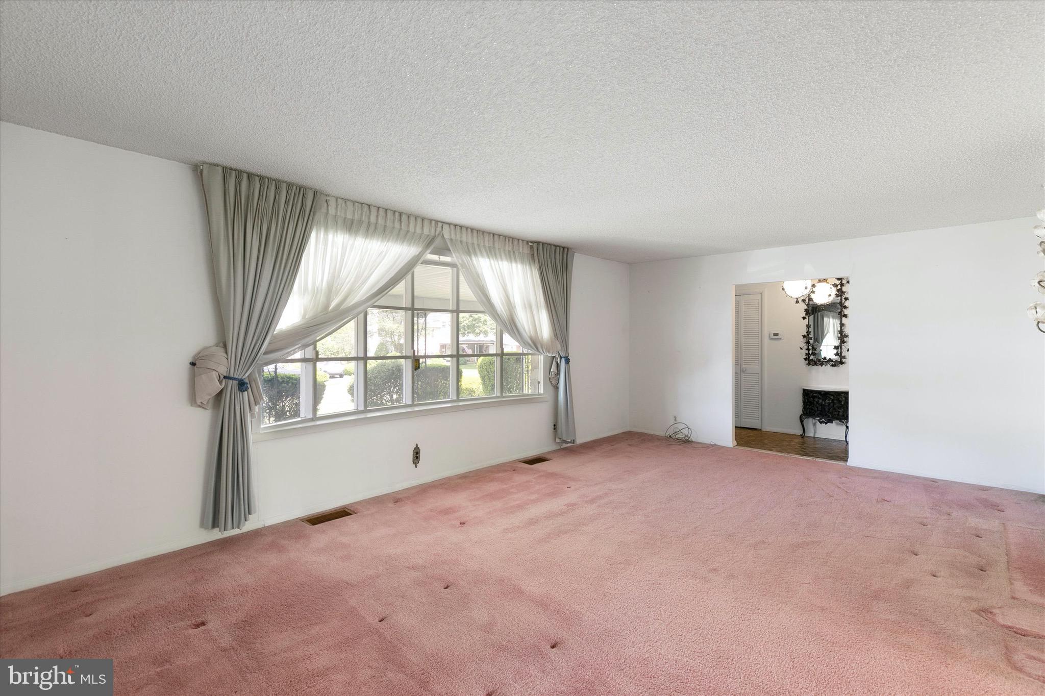 316 Poplar Road Flourtown, PA 19031 - Photo 4 of 28 Living Room to Foyer