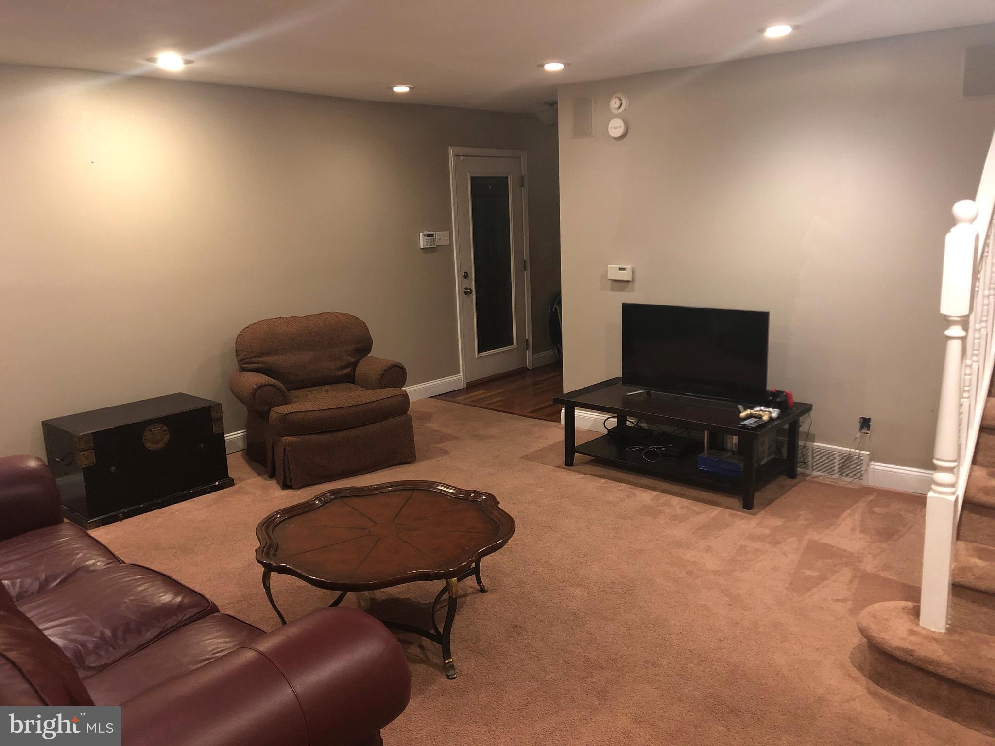 7321 Hill Road Philadelphia, PA 19128 - Photo 8 of 37 Living Room
