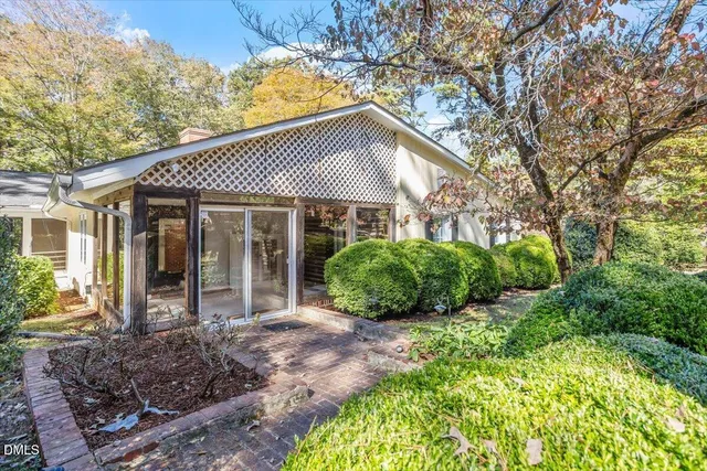 a view of a house with a backyard