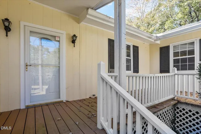 a view of a yard with a house
