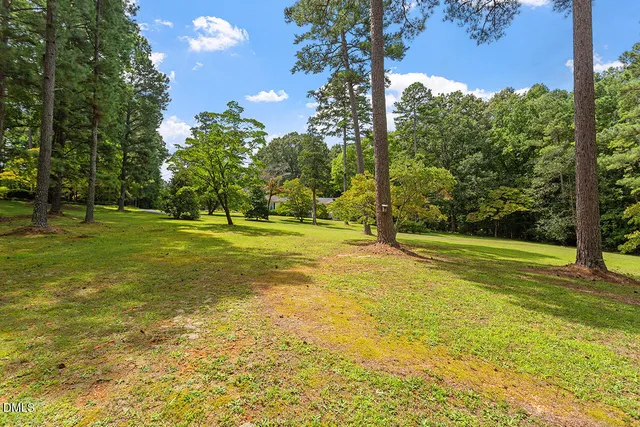 a view of a house with backyard and garden