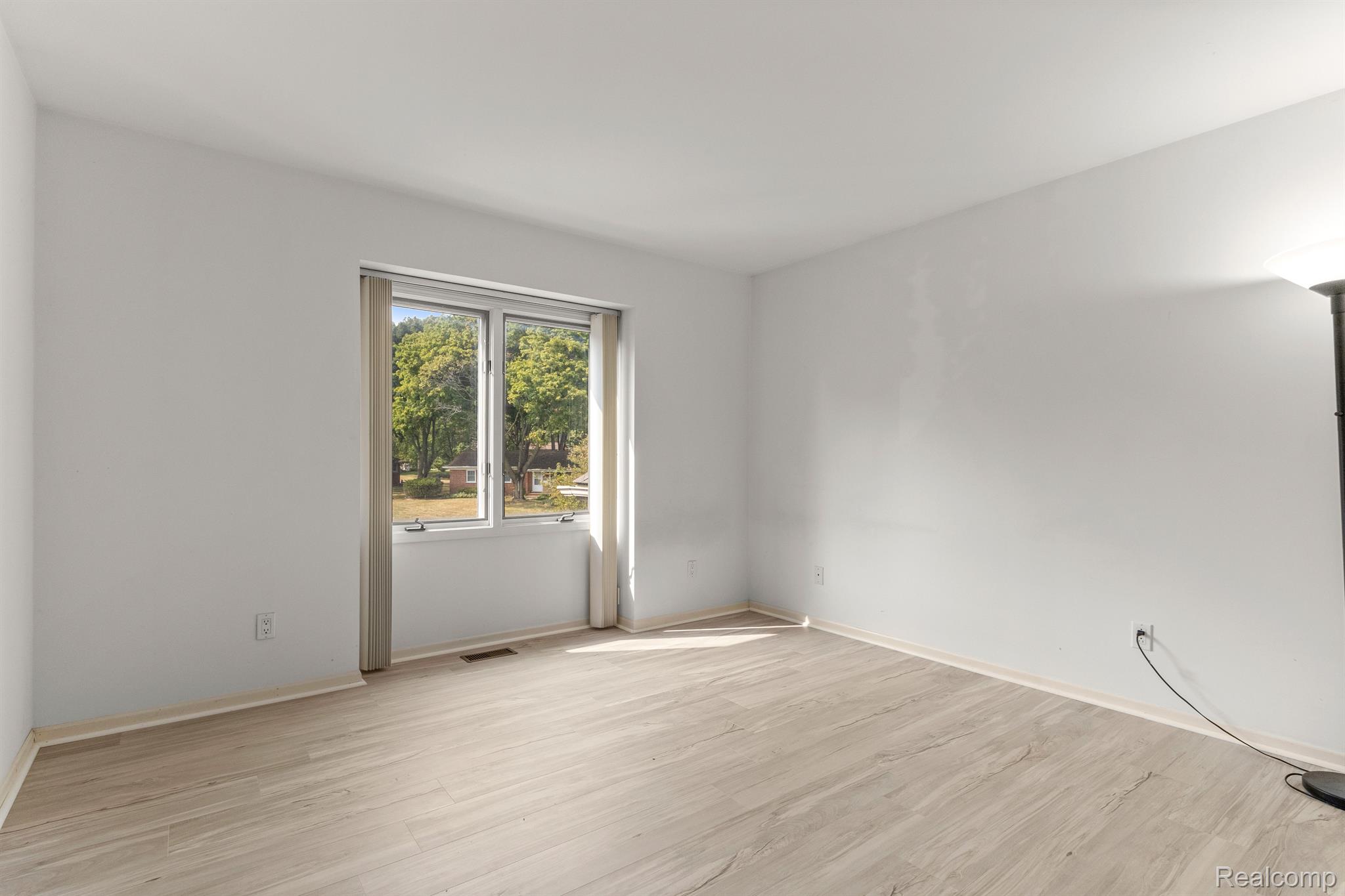 26114 Steele Road Farmington, MI 48331 - Photo 28 of 45 Gallery Image 28