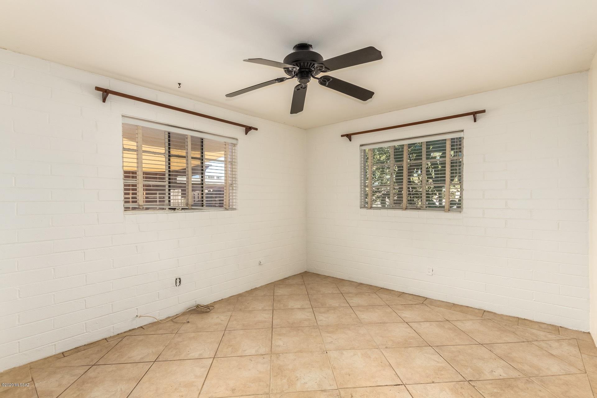 1020 East Halcyon Road Tucson, AZ 85719 - Photo 23 of 36 a view of an empty room with a window