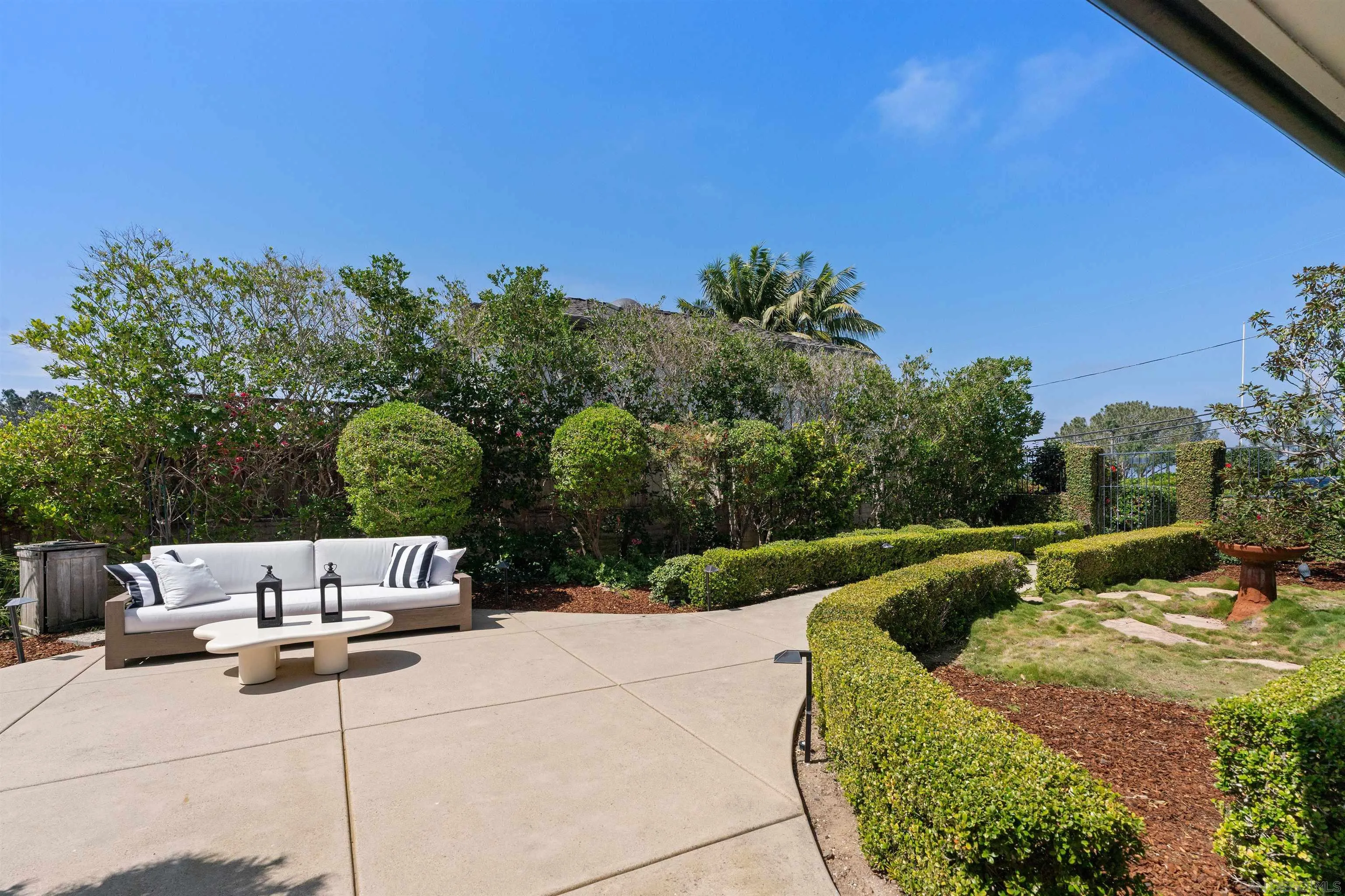 445 Avenida Primavera Del Mar, CA 92014 - Photo 10 of 44 a view of a couches and sky view