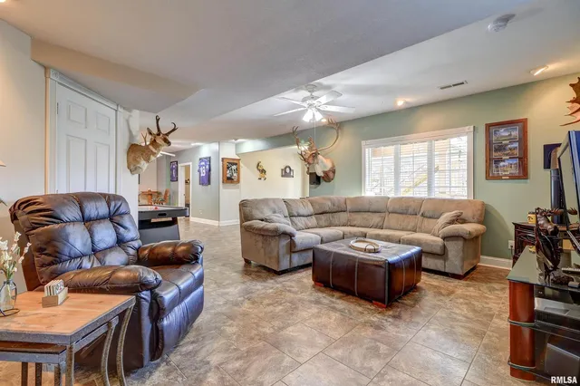 $1,199,000 | 539 34th Avenue North, Clinton, IA 52732