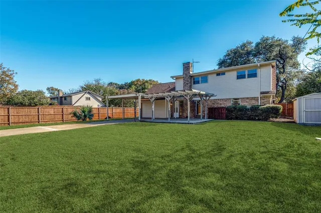 a view of a house with backyard and garden