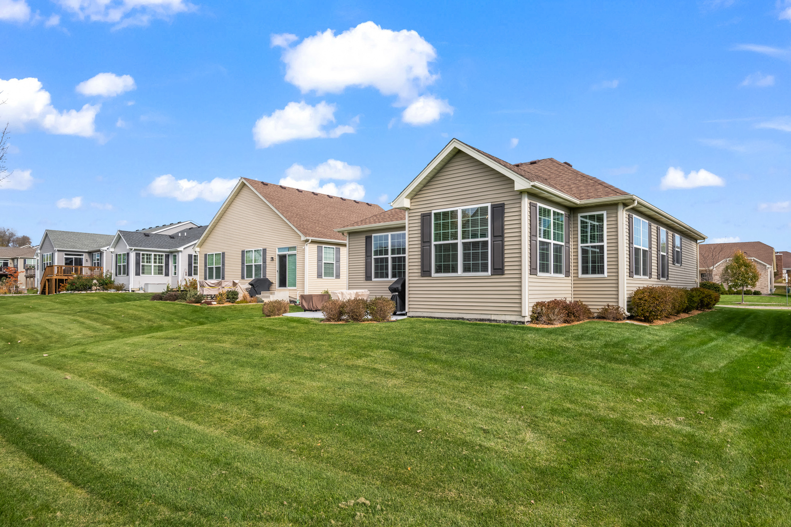 460 Mahogany Drive Algonquin, IL 60102 - Photo 20 of 29 a front view of a house with a garden