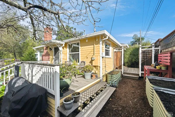 a view of a house with backyard and garden