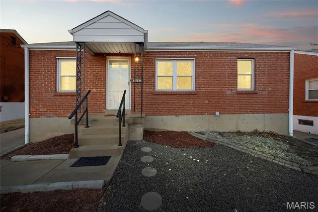 $237,750 | 84 South Laclede Station Road, Webster Groves, MO 63119