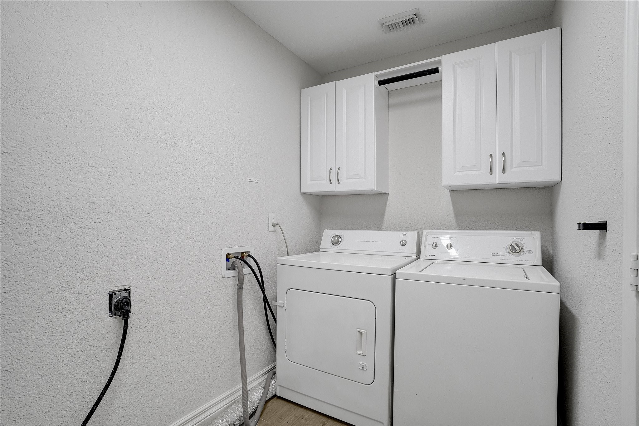 3205 Cemetery Road Santa Fe, TX 77517 - Photo 30 of 43 Laundry room located inside the home, right off the kitchhen