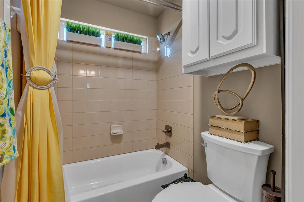 100 Spruce Street Red Oak, TX 75154 - Photo 27 of 32 a bathroom with a toilet and a bathtub
