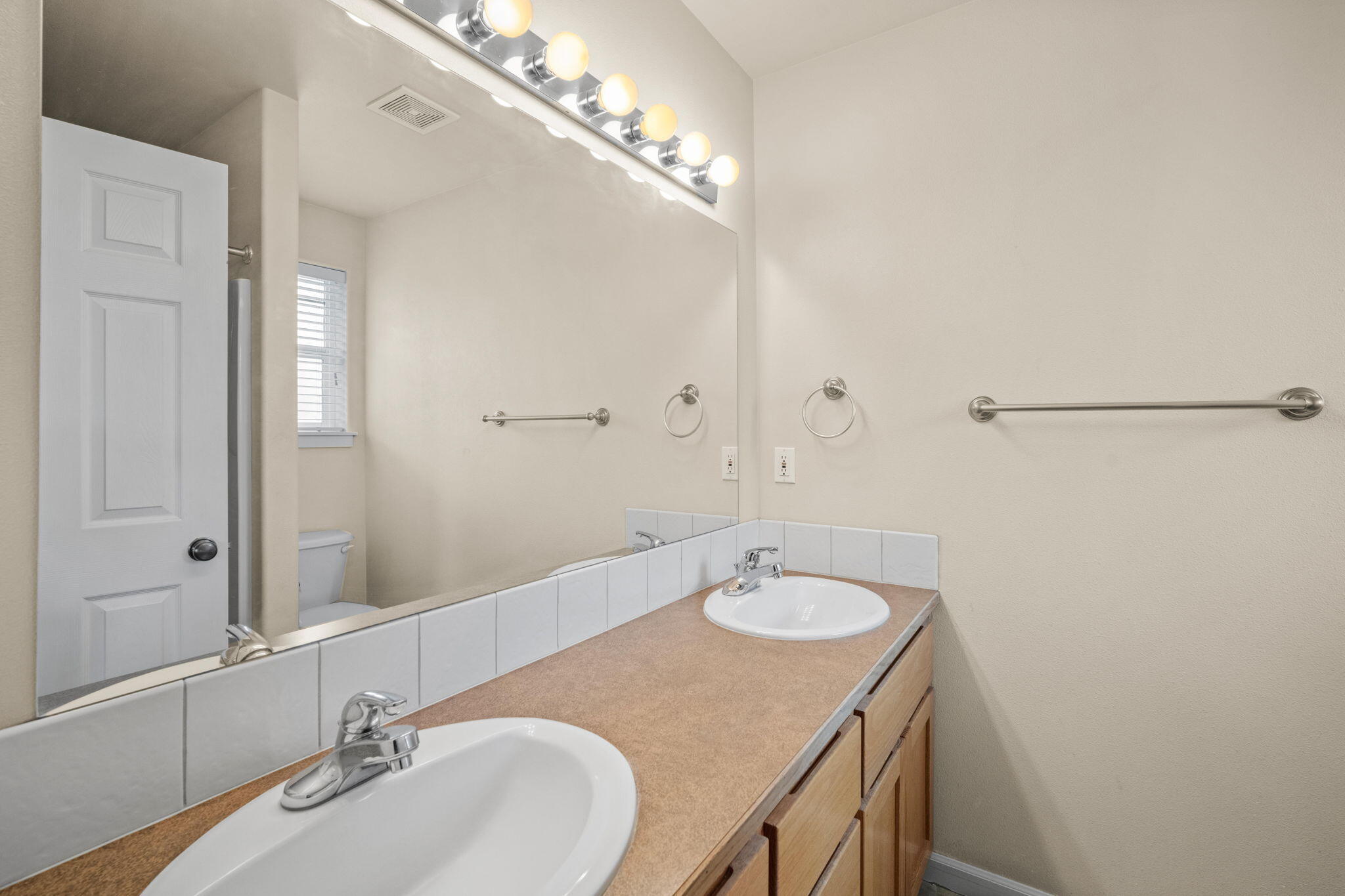 62713 Larkview Road Bend, OR 97701 - Photo 39 of 54 Primary Bathroom