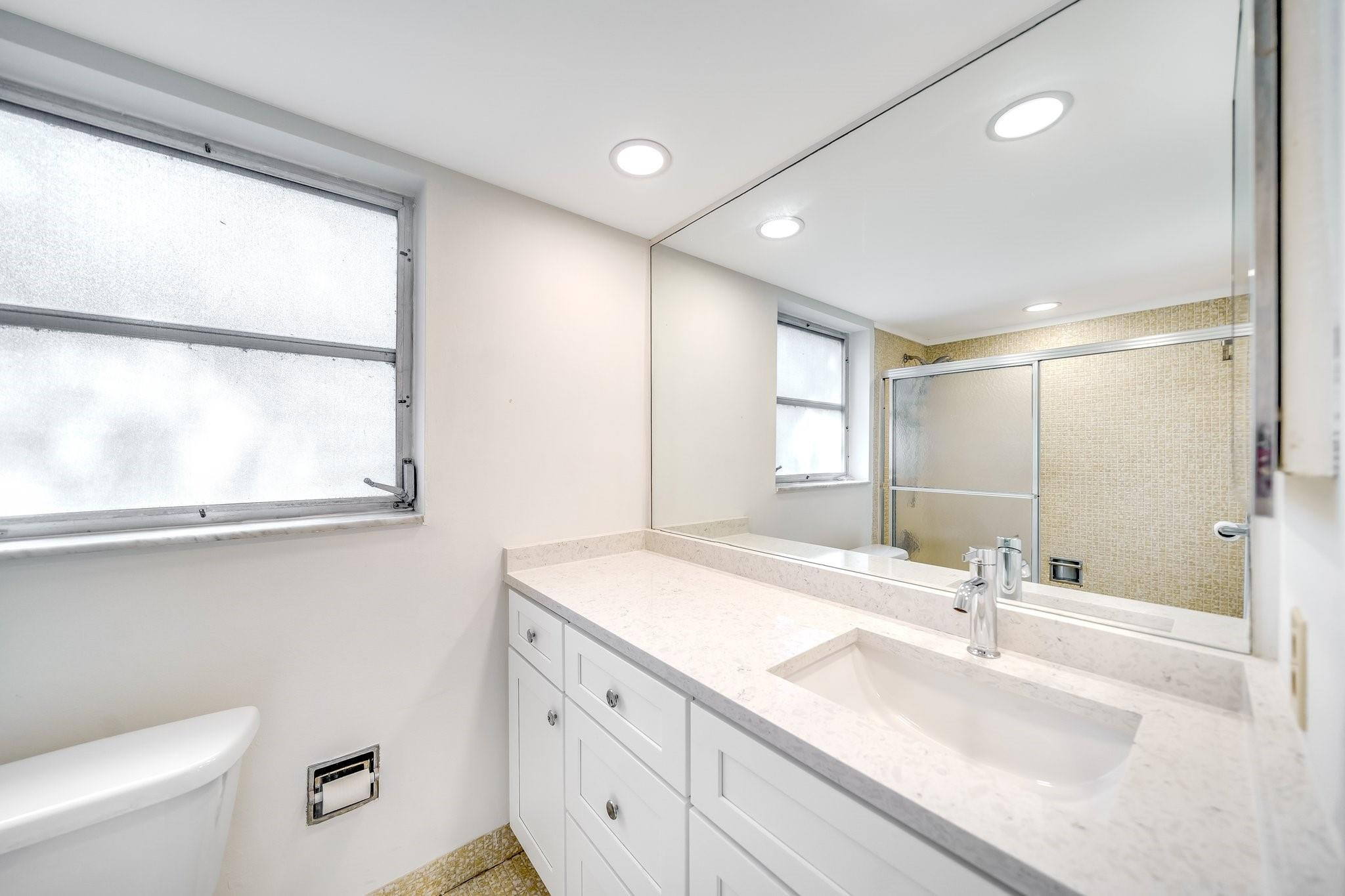 2601 South Course Drive, Unit 111 Pompano Beach, FL 33069 - Photo 18 of 44 primary bathroom