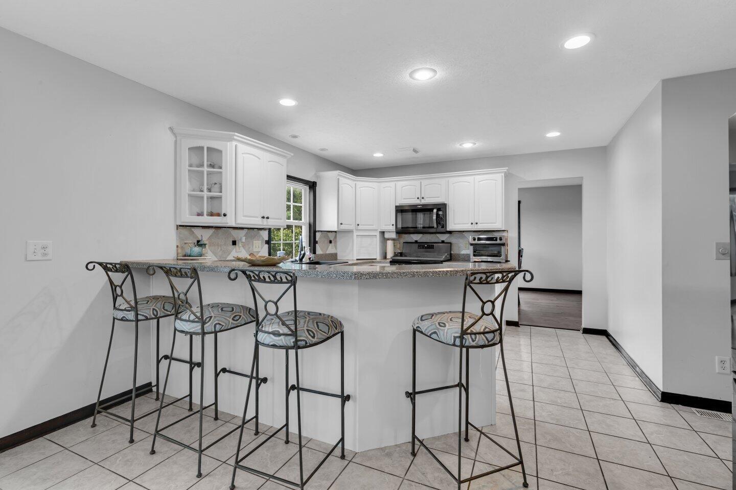 219 Foxcroft Road Mansfield, OH 44904 - Photo 14 of 36 Kicthen bar area