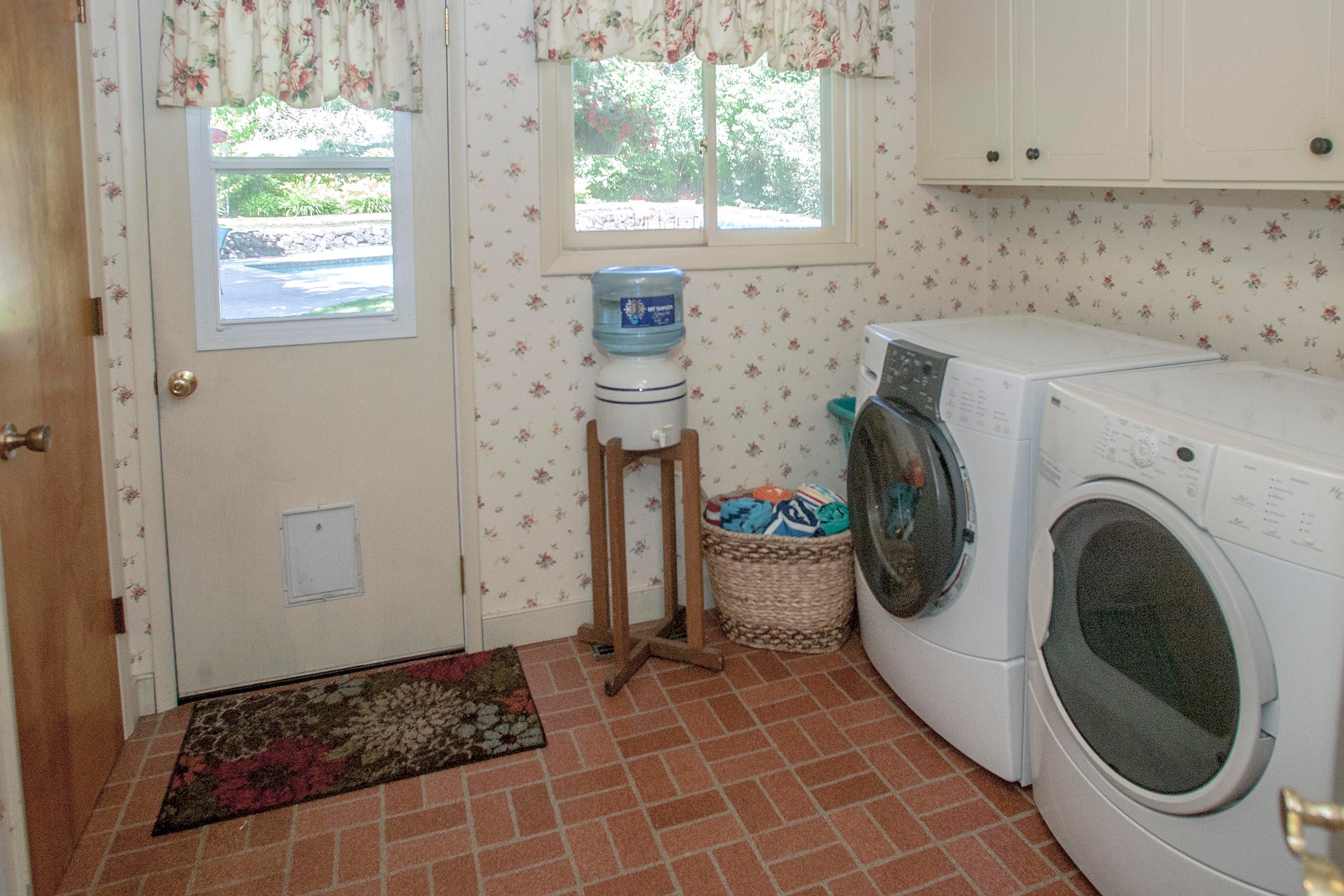 1925 Old Stage Road Central Point, OR 97502 - Photo 14 of 34 Laundry Room