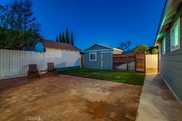 a view of a house with backyard and a garden