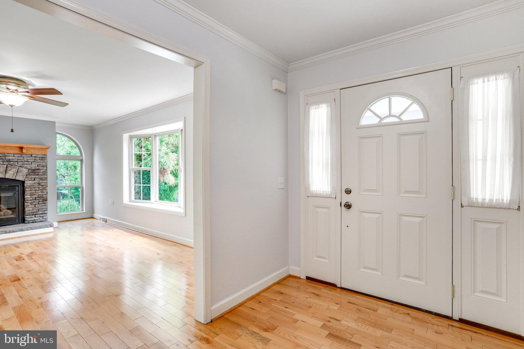 11787 Rowe Road Monrovia, MD 21770 - Photo 5 of 58 Foyer and living room.