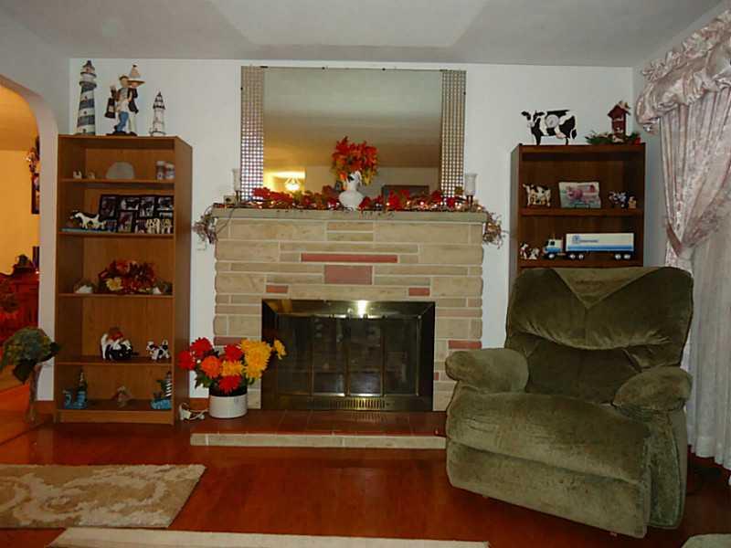 606 Mercer Road Greenville, PA 16125 - Photo 3 of 19 Living Room.