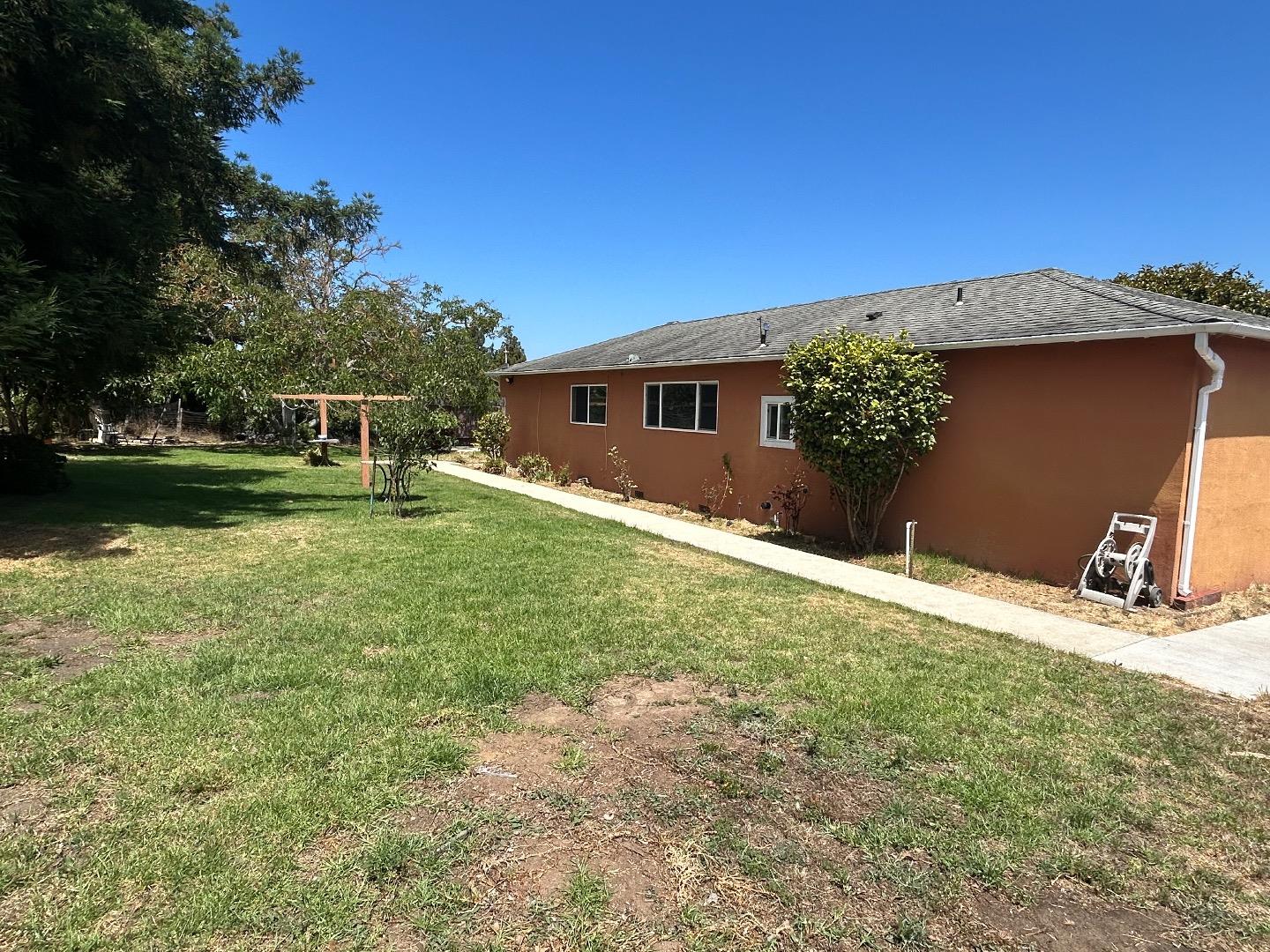 84 Hillcrest Road Watsonville, CA 95076 - Photo 2 of 14 Gallery Image 2