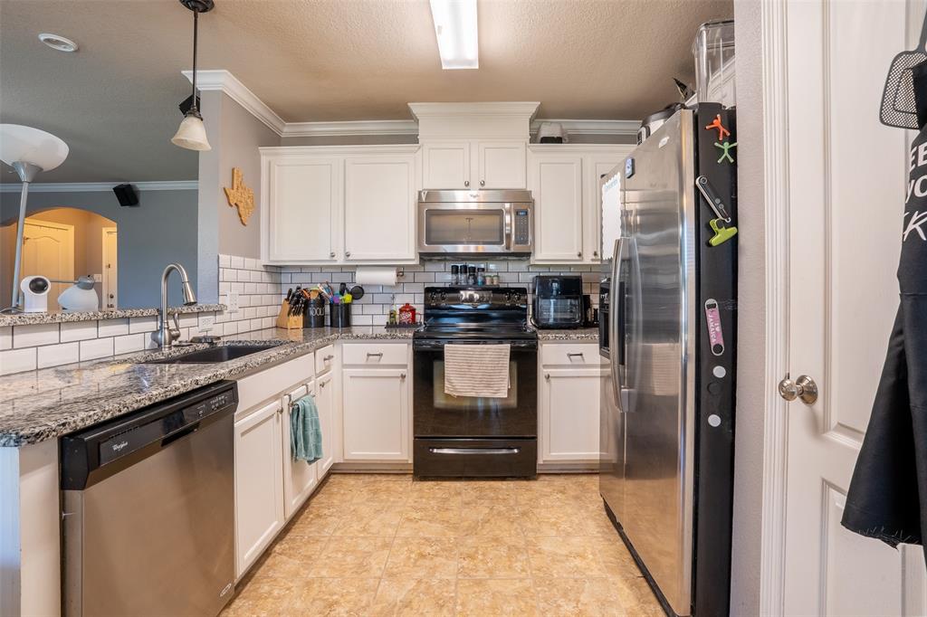 424 Northeast Murphy Road Burleson, TX 76028 - Photo 9 of 24