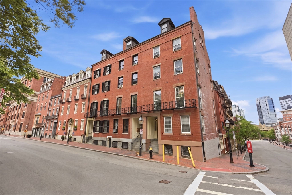 4 Derne Street, Unit 2 Boston, MA 02114 - Photo 22 of 32