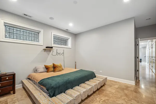 $875,000 | 1832 North Rockwell Street, Unit 1, Chicago, IL 60647