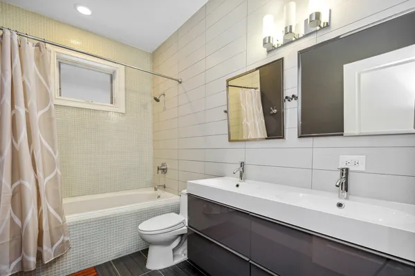 $875,000 | 1832 North Rockwell Street, Unit 1, Chicago, IL 60647