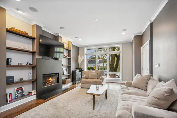$875,000 | 1832 North Rockwell Street, Unit 1, Chicago, IL 60647